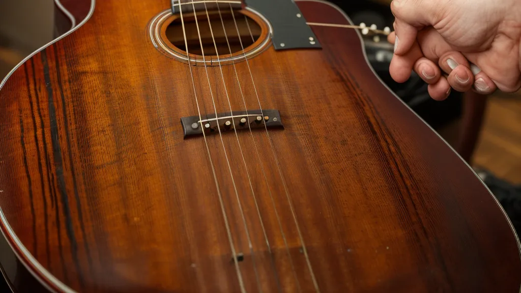 Nahaufnahme der Kopfplatte einer alten Gitarre mit Kleberückständen